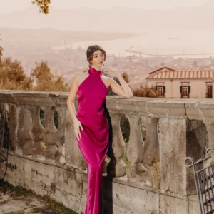 Abito Lungo in Satin – Scollo Elegante all’Americana e Schiena Scoperta | Smeraldo